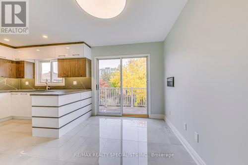 4235 Hazineh Court, Mississauga, ON - Indoor Photo Showing Kitchen