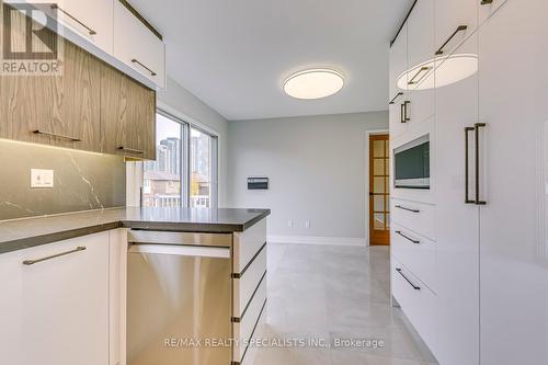 4235 Hazineh Court, Mississauga, ON - Indoor Photo Showing Kitchen