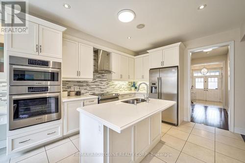 211 Sixteen Mile Drive, Oakville, ON - Indoor Photo Showing Kitchen With Double Sink With Upgraded Kitchen