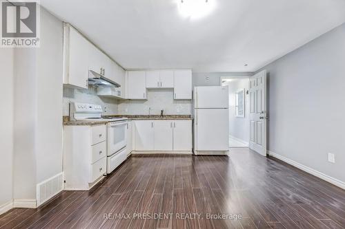 28 Royal Salisbury Way, Brampton, ON - Indoor Photo Showing Kitchen