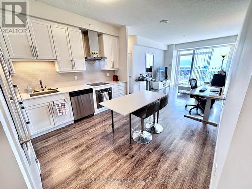 1903 - 2081 Fairview Street, Burlington, ON - Indoor Photo Showing Kitchen