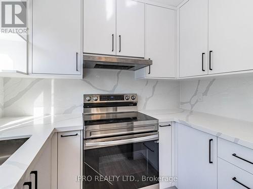 2340 Blase Court, Mississauga, ON - Indoor Photo Showing Kitchen