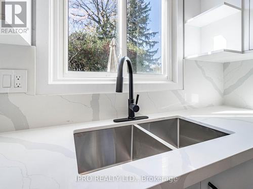 2340 Blase Court, Mississauga, ON - Indoor Photo Showing Kitchen With Double Sink