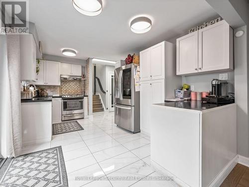 2 Maitland Avenue, Hamilton, ON - Indoor Photo Showing Kitchen