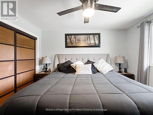 2 Maitland Avenue, Hamilton, ON - Indoor Photo Showing Bedroom