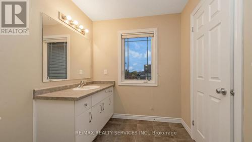 12 - 14 Amos Drive N, Guelph, ON - Indoor Photo Showing Bathroom