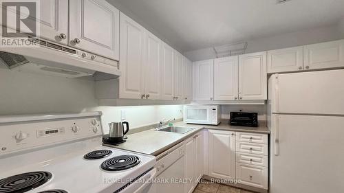 916 - 33 Empress Avenue, Toronto, ON - Indoor Photo Showing Kitchen