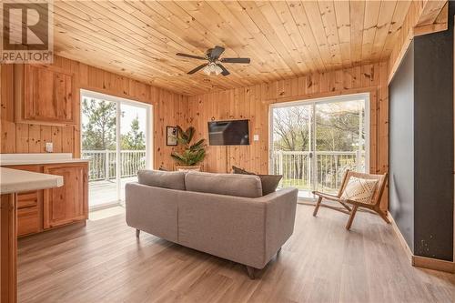 475 Waterfalls Road, Walford, ON - Indoor Photo Showing Living Room