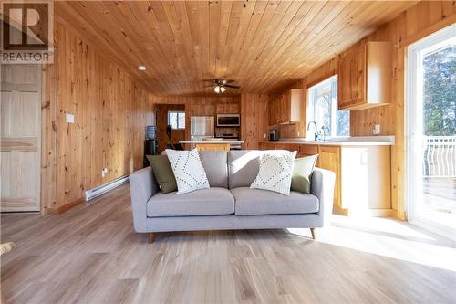 475 Waterfalls Road, Walford, ON - Indoor Photo Showing Living Room