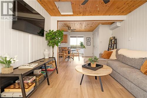 475 Waterfalls Road, Walford, ON - Indoor Photo Showing Living Room