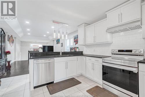 47 Molengraaf Way, Chatham, ON - Indoor Photo Showing Kitchen