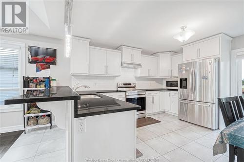 47 Molengraaf Way, Chatham, ON - Indoor Photo Showing Kitchen