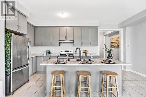 28 Paradise Way, Whitby, ON - Indoor Photo Showing Kitchen With Upgraded Kitchen