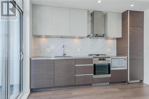 180X 6098 Station Street, Burnaby, BC - Indoor Photo Showing Kitchen With Upgraded Kitchen