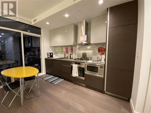 180X 6098 Station Street, Burnaby, BC - Indoor Photo Showing Kitchen With Upgraded Kitchen