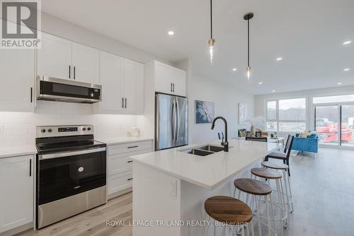 1861 Dalmagarry Road, London, ON - Indoor Photo Showing Kitchen With Double Sink With Upgraded Kitchen