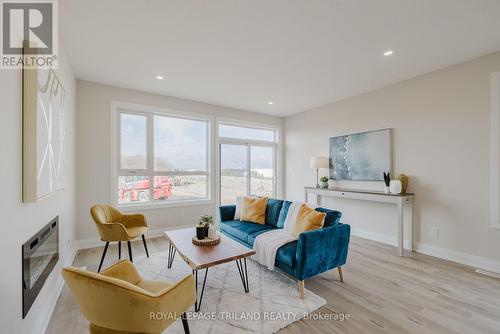 1861 Dalmagarry Road, London, ON - Indoor Photo Showing Living Room