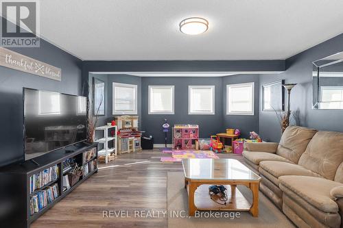 1866 Old Second Road N, Springwater, ON - Indoor Photo Showing Living Room