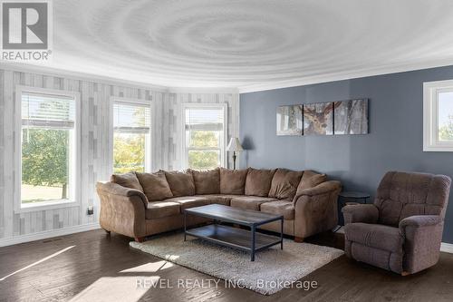 1866 Old Second Road N, Springwater, ON - Indoor Photo Showing Living Room