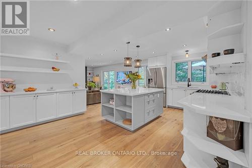 179 Shanley Terrace, Oakville, ON - Indoor Photo Showing Kitchen With Upgraded Kitchen