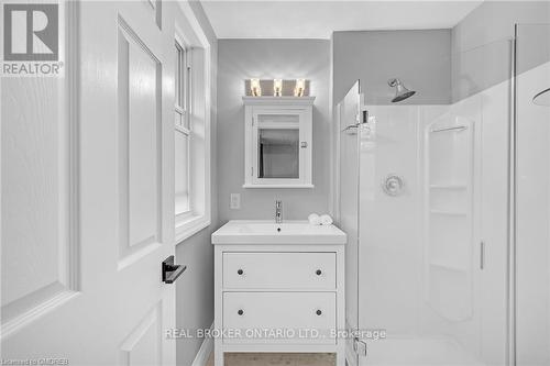 179 Shanley Terrace, Oakville, ON - Indoor Photo Showing Bathroom