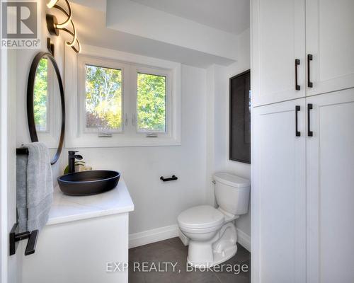 119 Charlotte Place, Kitchener, ON - Indoor Photo Showing Bathroom