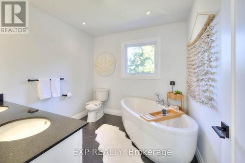 119 Charlotte Place, Kitchener, ON - Indoor Photo Showing Bathroom