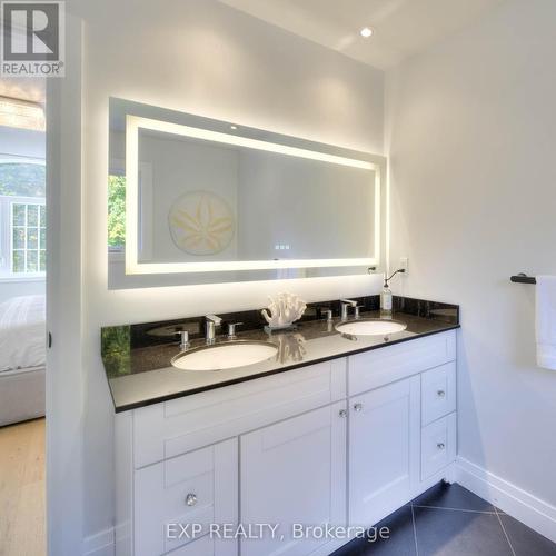 119 Charlotte Place, Kitchener, ON - Indoor Photo Showing Bathroom