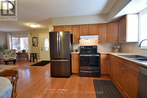 14 Lyford Court, St. Thomas, ON - Indoor Photo Showing Kitchen With Double Sink