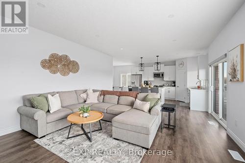 67 Tanya Drive, Southwest Middlesex (Glencoe), ON - Indoor Photo Showing Living Room