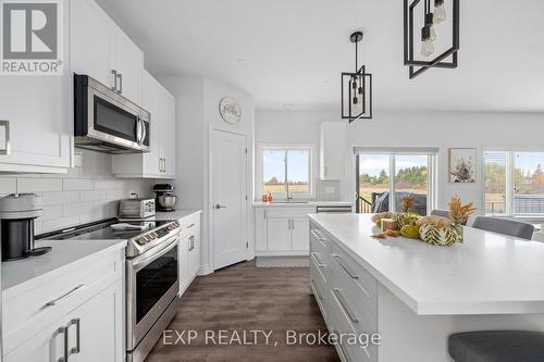 67 Tanya Drive, Southwest Middlesex (Glencoe), ON - Indoor Photo Showing Kitchen With Upgraded Kitchen