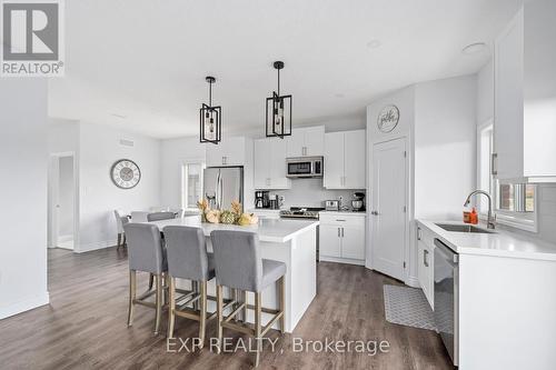 67 Tanya Drive, Southwest Middlesex (Glencoe), ON - Indoor Photo Showing Kitchen With Upgraded Kitchen