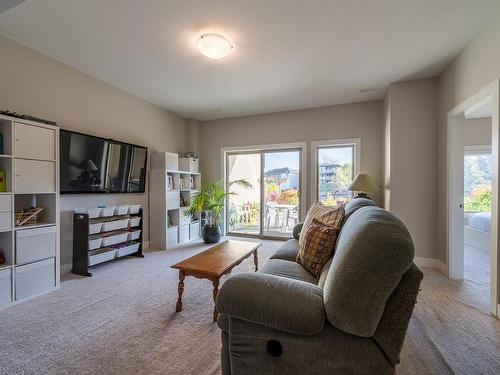 824-15 Hudsons Bay Trail, Kamloops, BC - Indoor Photo Showing Living Room