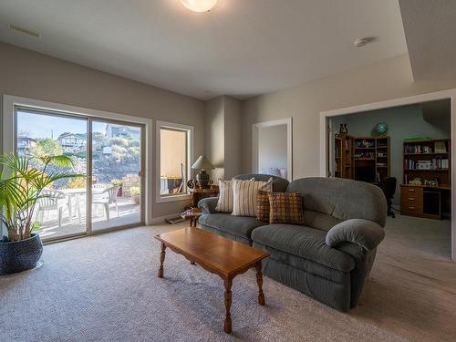 824-15 Hudsons Bay Trail, Kamloops, BC - Indoor Photo Showing Living Room