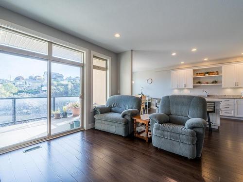 824-15 Hudsons Bay Trail, Kamloops, BC - Indoor Photo Showing Living Room