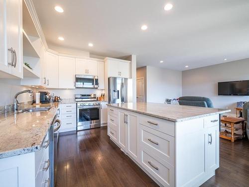 824-15 Hudsons Bay Trail, Kamloops, BC - Indoor Photo Showing Kitchen With Upgraded Kitchen