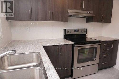 72 Aquatic Ballet Path, Oshawa, ON - Indoor Photo Showing Kitchen With Upgraded Kitchen