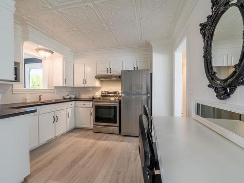 1140 De Monte Street, Kamloops, BC - Indoor Photo Showing Kitchen With Stainless Steel Kitchen With Double Sink