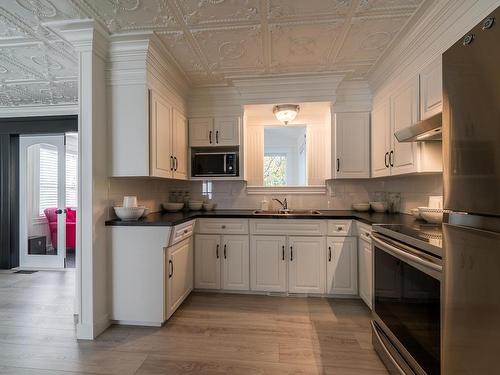 1140 De Monte Street, Kamloops, BC - Indoor Photo Showing Kitchen With Double Sink