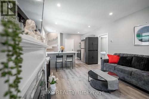 1024 Cedarwood Place, Burlington, ON - Indoor Photo Showing Living Room