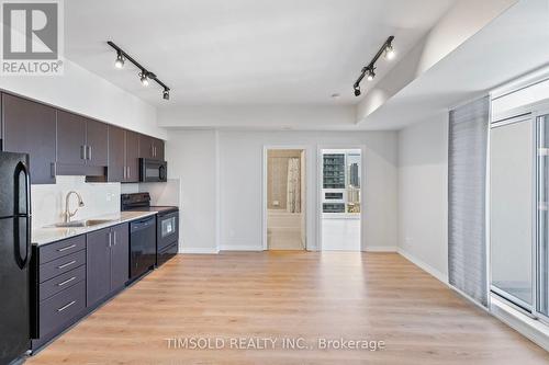 2501 - 30 Herons Hill Way, Toronto, ON - Indoor Photo Showing Kitchen