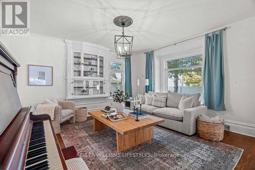 212 Warwick Street, Warwick (Watford), ON - Indoor Photo Showing Living Room