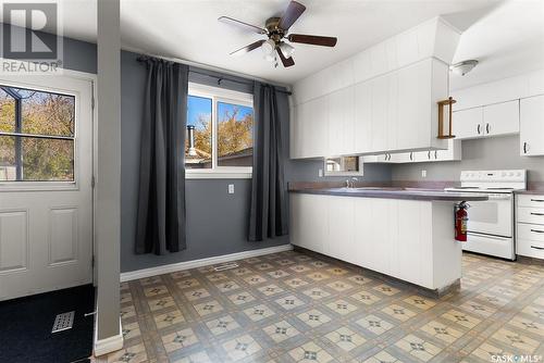 1826 Dewdney Avenue E, Regina, SK - Indoor Photo Showing Kitchen