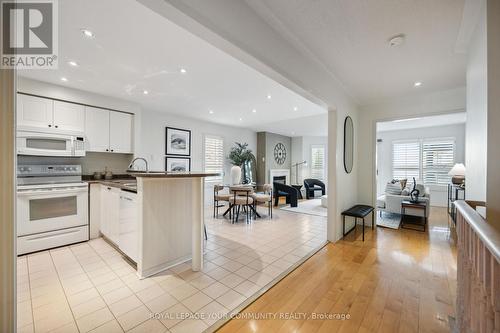 471 Silken Laumann Drive, Newmarket, ON - Indoor Photo Showing Kitchen