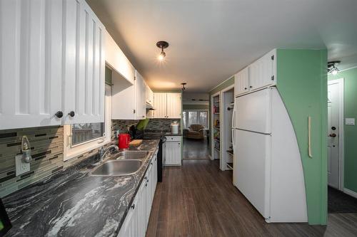 37 Gayet Drive, St Genevieve, MB - Indoor Photo Showing Kitchen With Double Sink