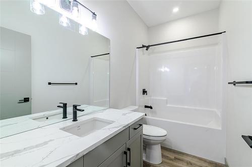 128 Cowley Street, Winnipeg, MB - Indoor Photo Showing Bathroom