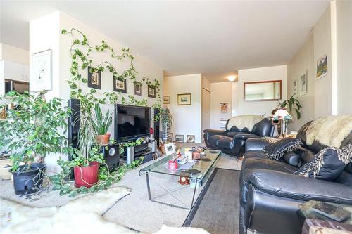 205 71 Roslyn Road, Winnipeg, MB - Indoor Photo Showing Living Room