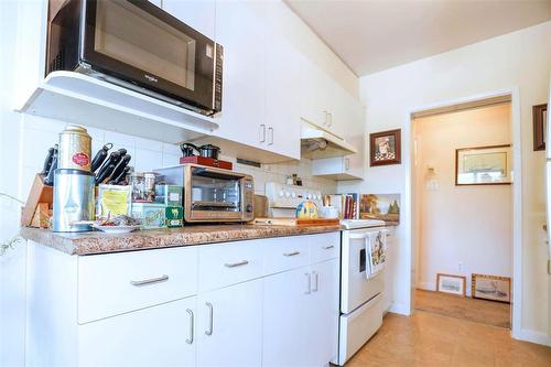 205 71 Roslyn Road, Winnipeg, MB - Indoor Photo Showing Kitchen