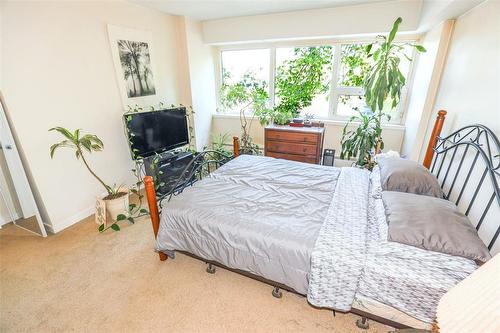 205 71 Roslyn Road, Winnipeg, MB - Indoor Photo Showing Bedroom