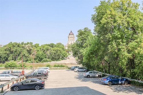 205 71 Roslyn Road, Winnipeg, MB - Outdoor With View